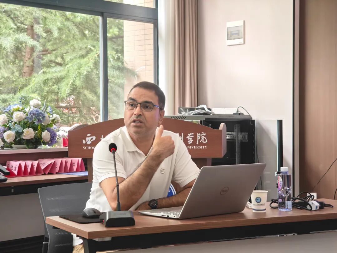 作了题为“印度汉语教学的历史与现状”